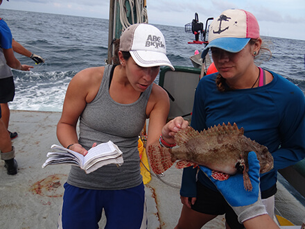 ֱ students Susan Snyder and Kristina Deak count fin spines to properly identify fish species.